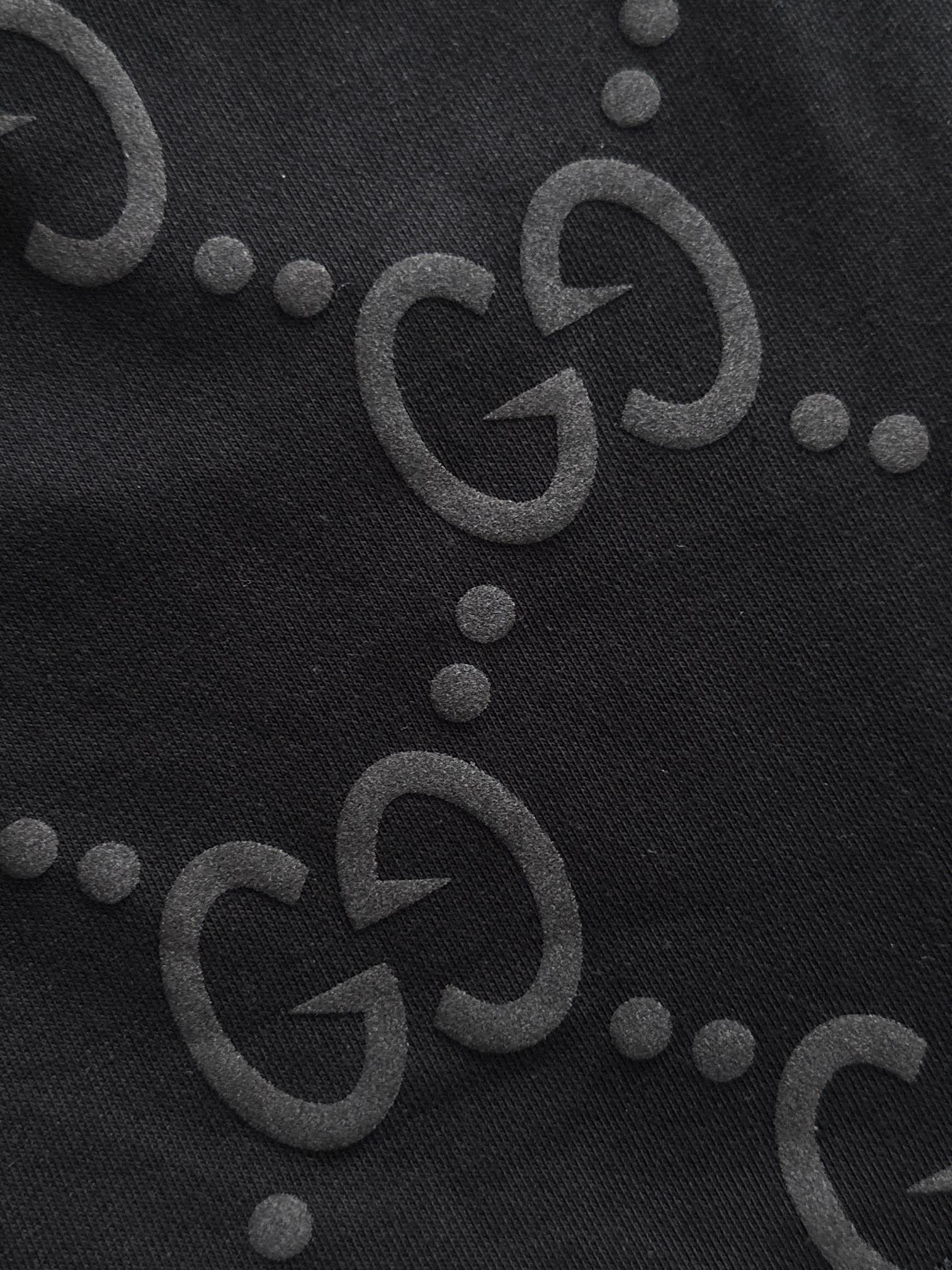 Gucci shorts with back patch pocked