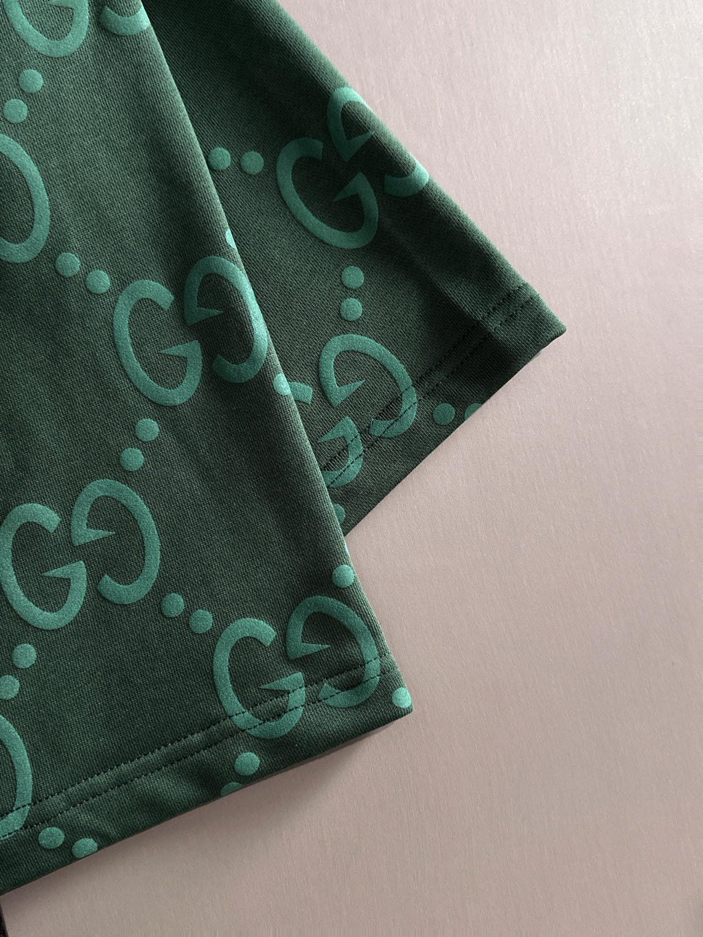 Gucci shorts with back patch pocked