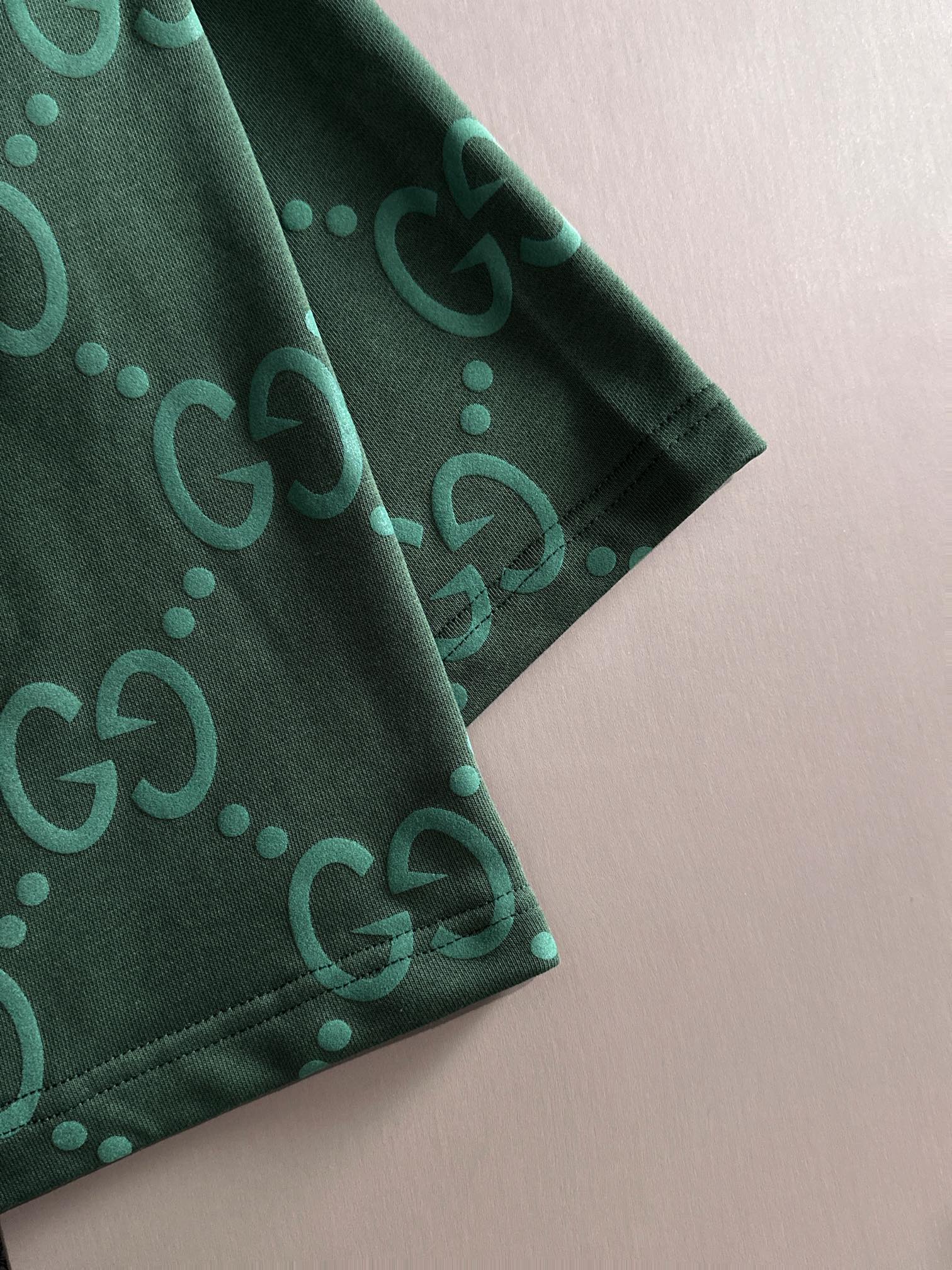 Gucci shorts with back patch pocked