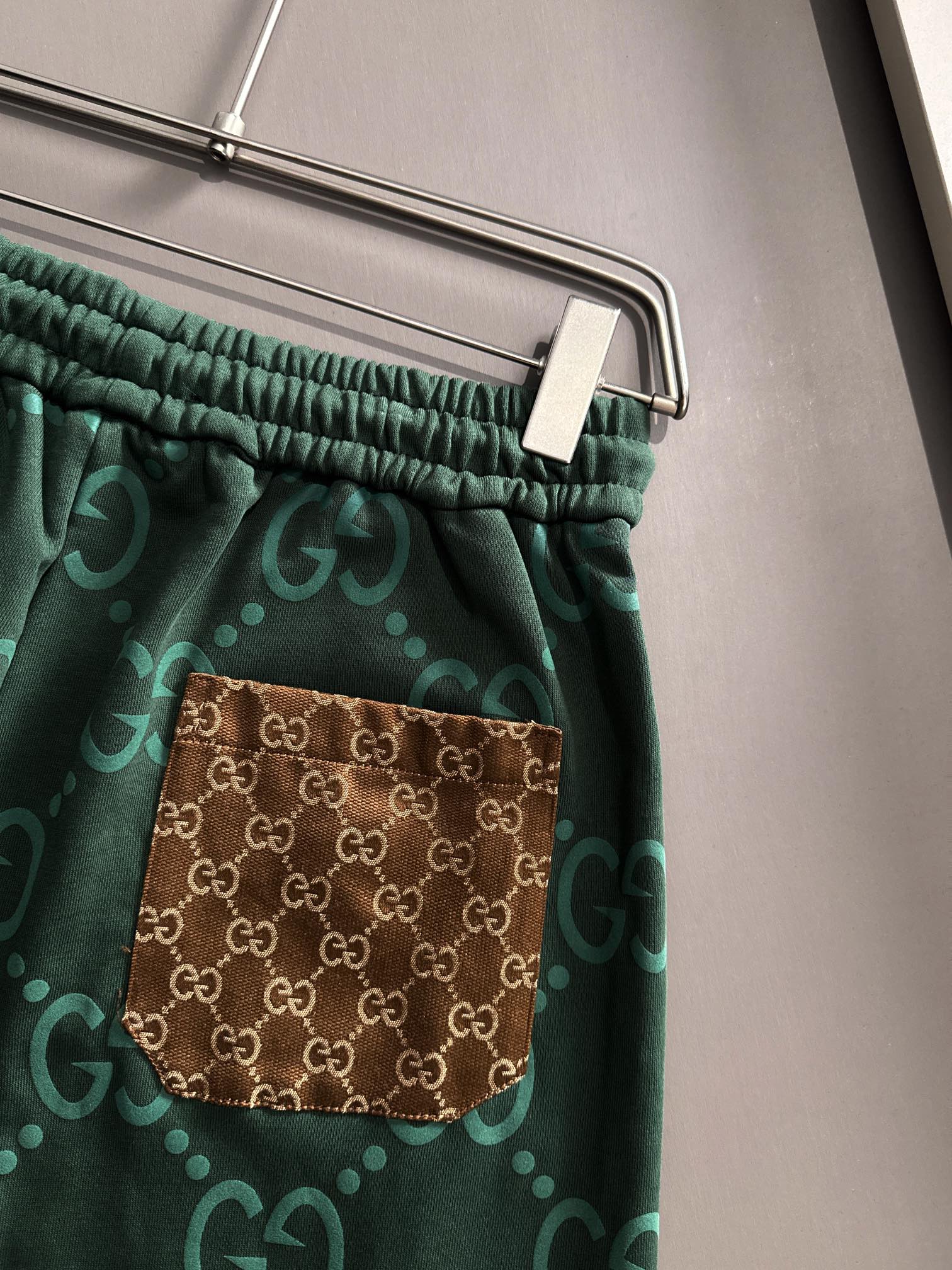 Gucci shorts with back patch pocked
