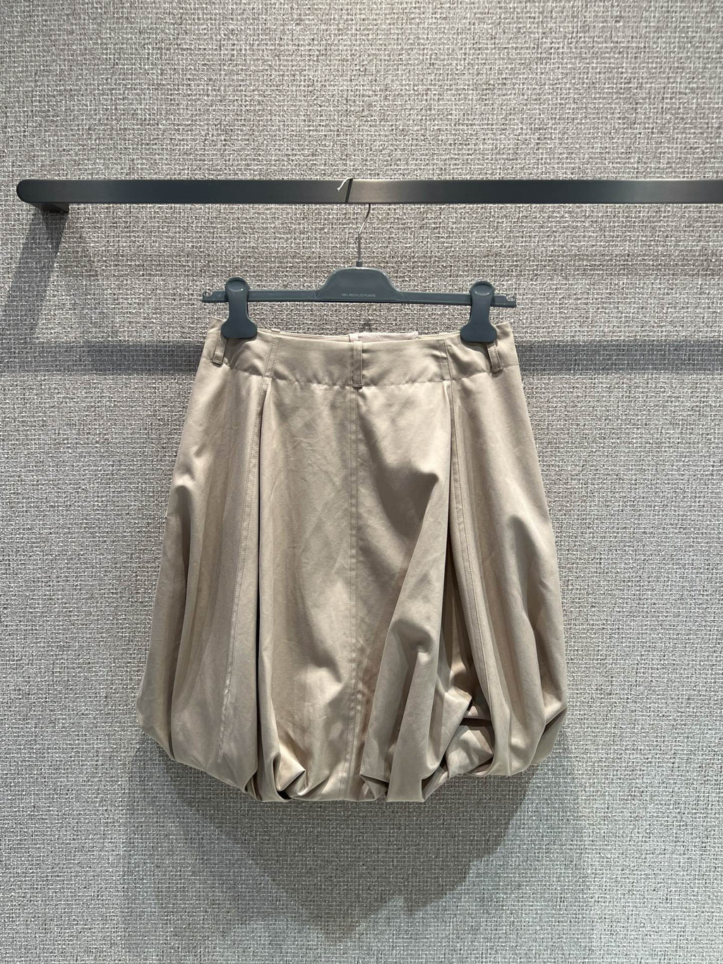 Lowe Mid Skirt W/Tulip Shape Cut