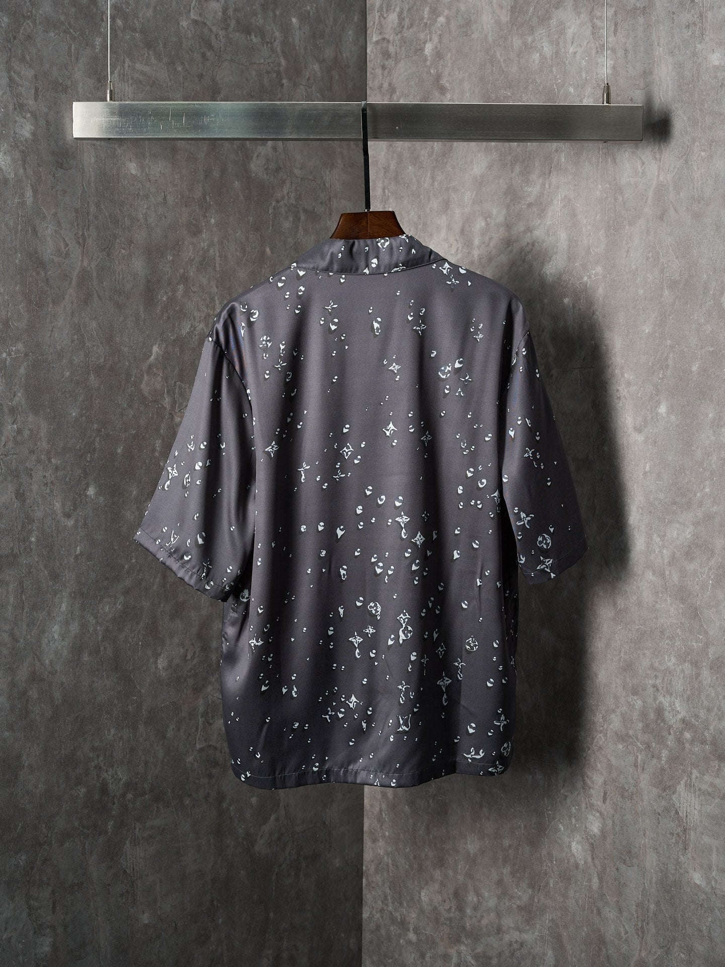 LV MONOGRAM Full-Panel Raindrop Print Mulberry Silk Short-Sleeve Shirt