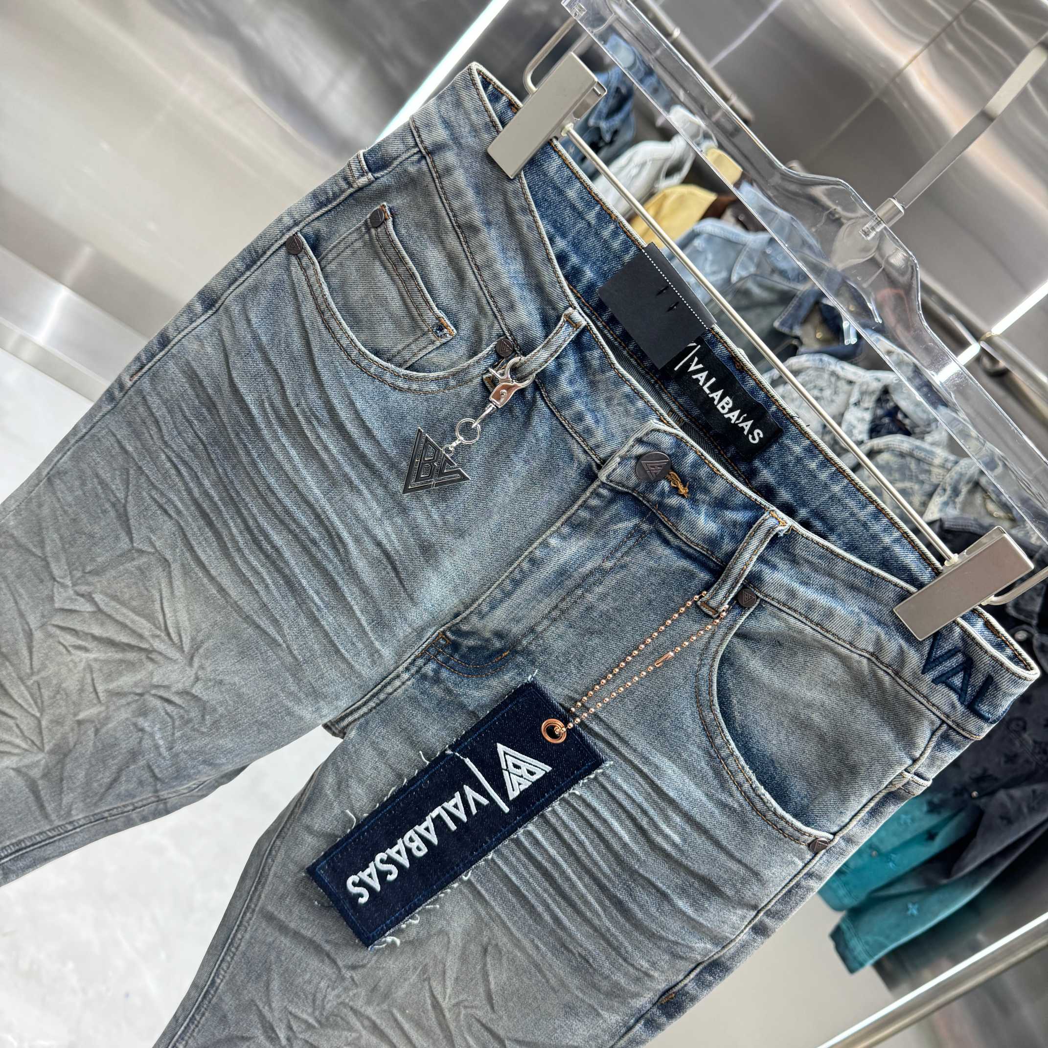 Valabasas Distressed Jeans
