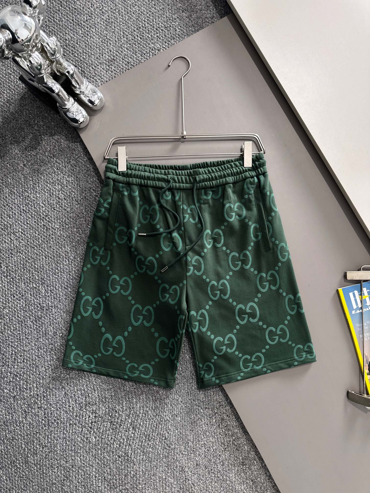 Gucci shorts with back patch pocked