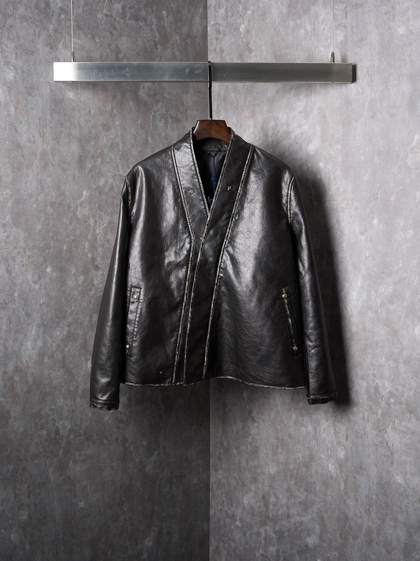 LV/Louis Vuitton Four-Corner V-Neck Diagonal Zipper Distressed Leather Jacket