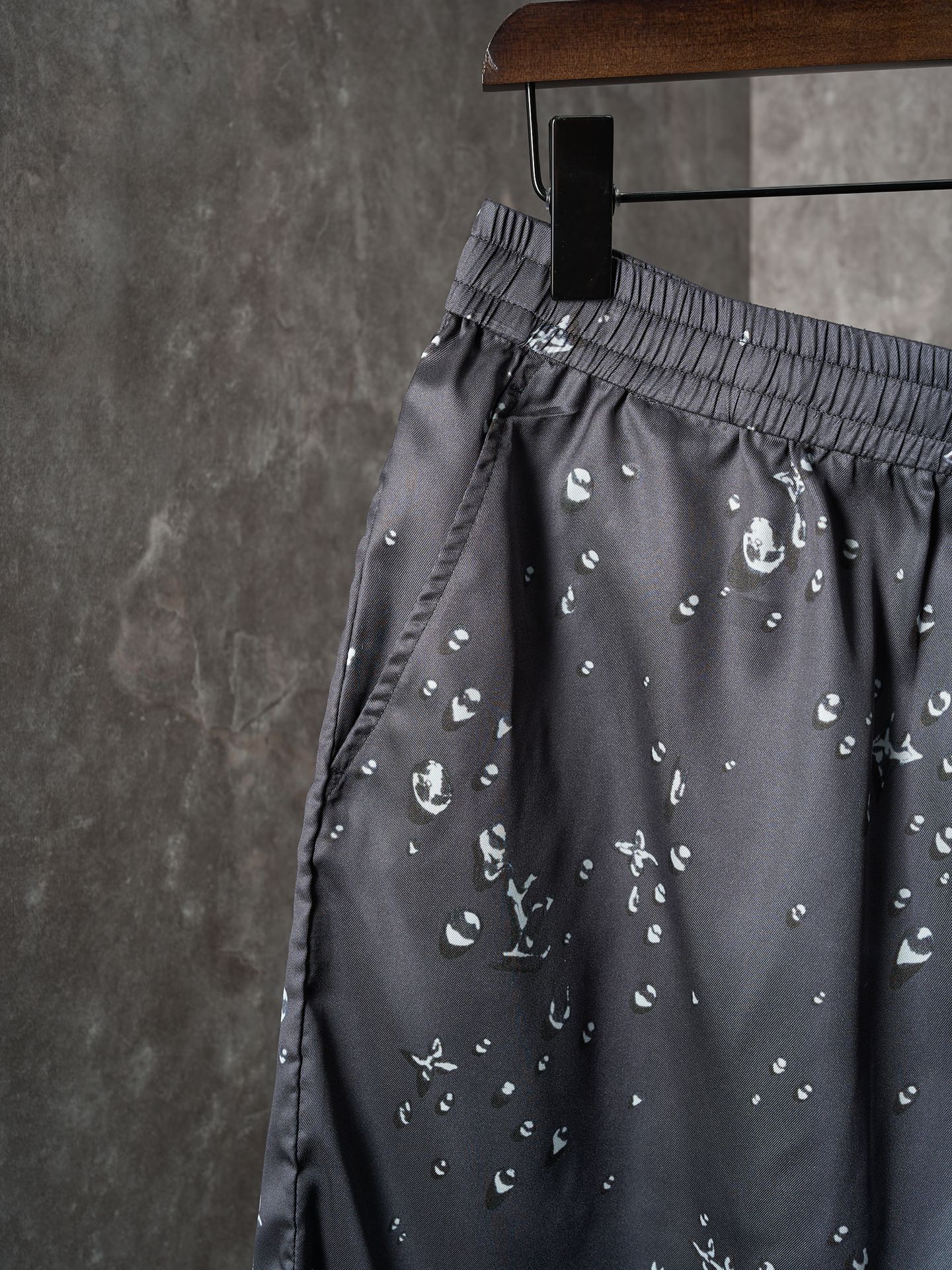 LV MONOGRAM Full-width Raindrop Print Mulberry Silk Shorts