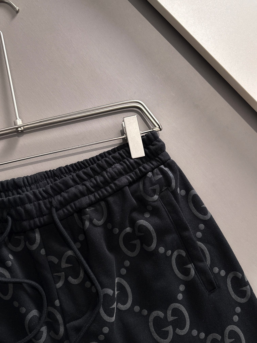 Gucci shorts with back patch pocked