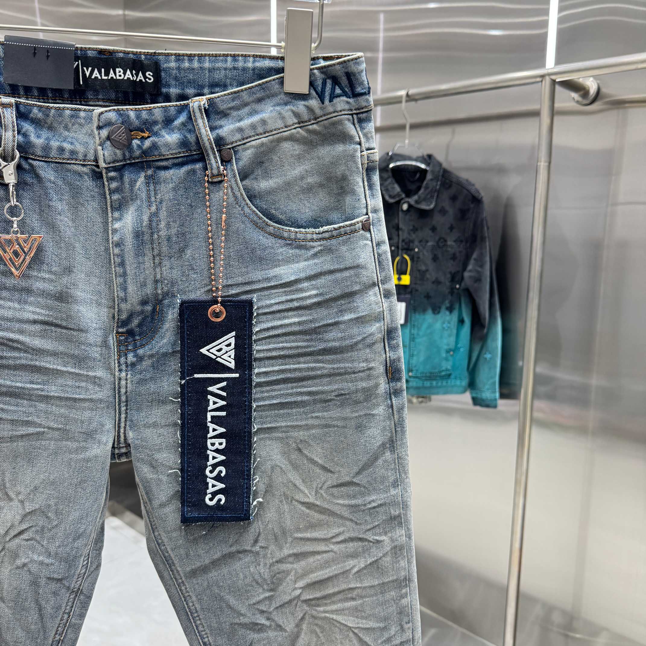 Valabasas Distressed Jeans