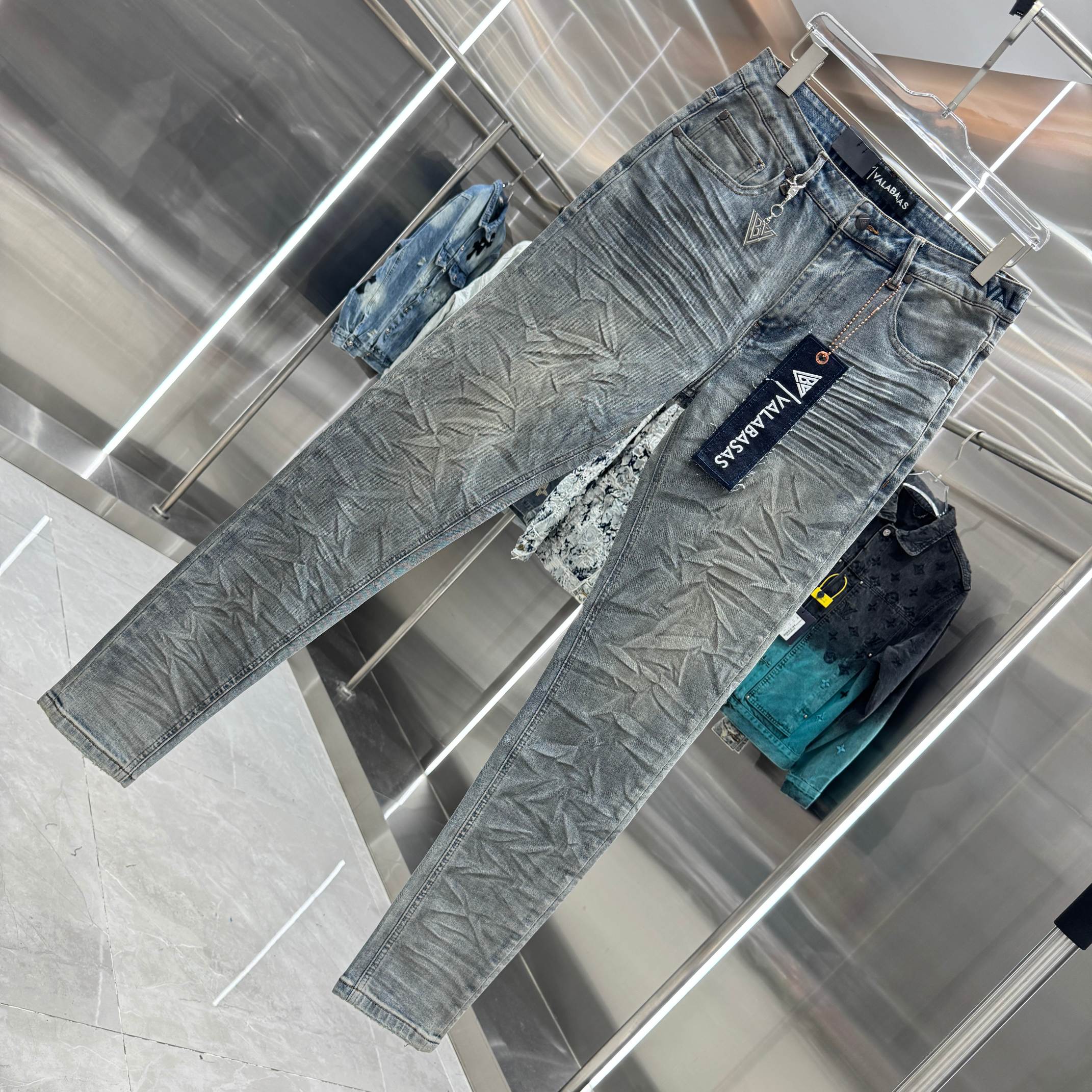 Valabasas Distressed Jeans