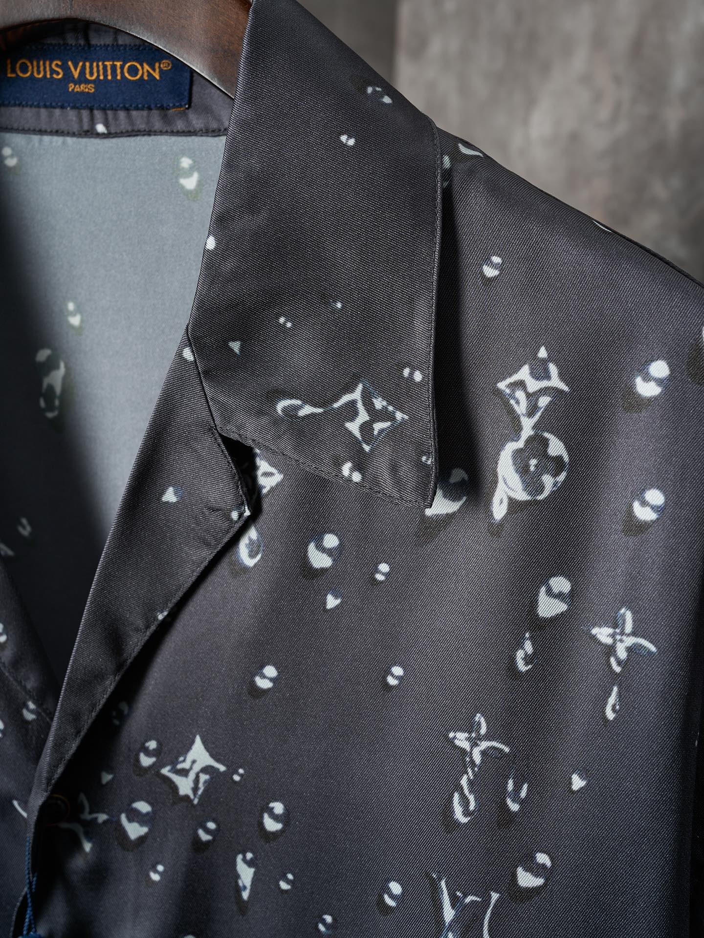LV MONOGRAM Full-Panel Raindrop Print Mulberry Silk Short-Sleeve Shirt