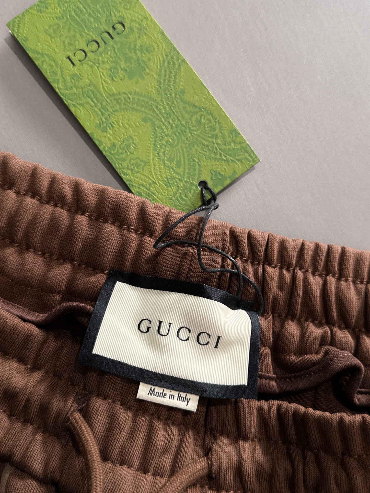 Gucci shorts with back patch pocked
