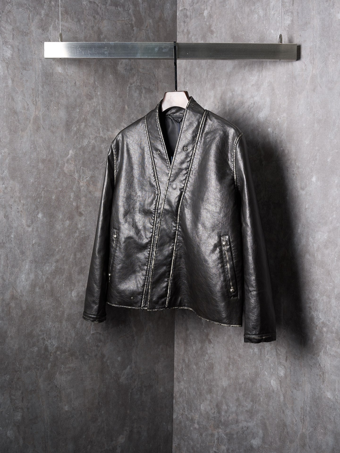 LV/Louis Vuitton Four-Corner V-Neck Diagonal Zipper Distressed Leather Jacket