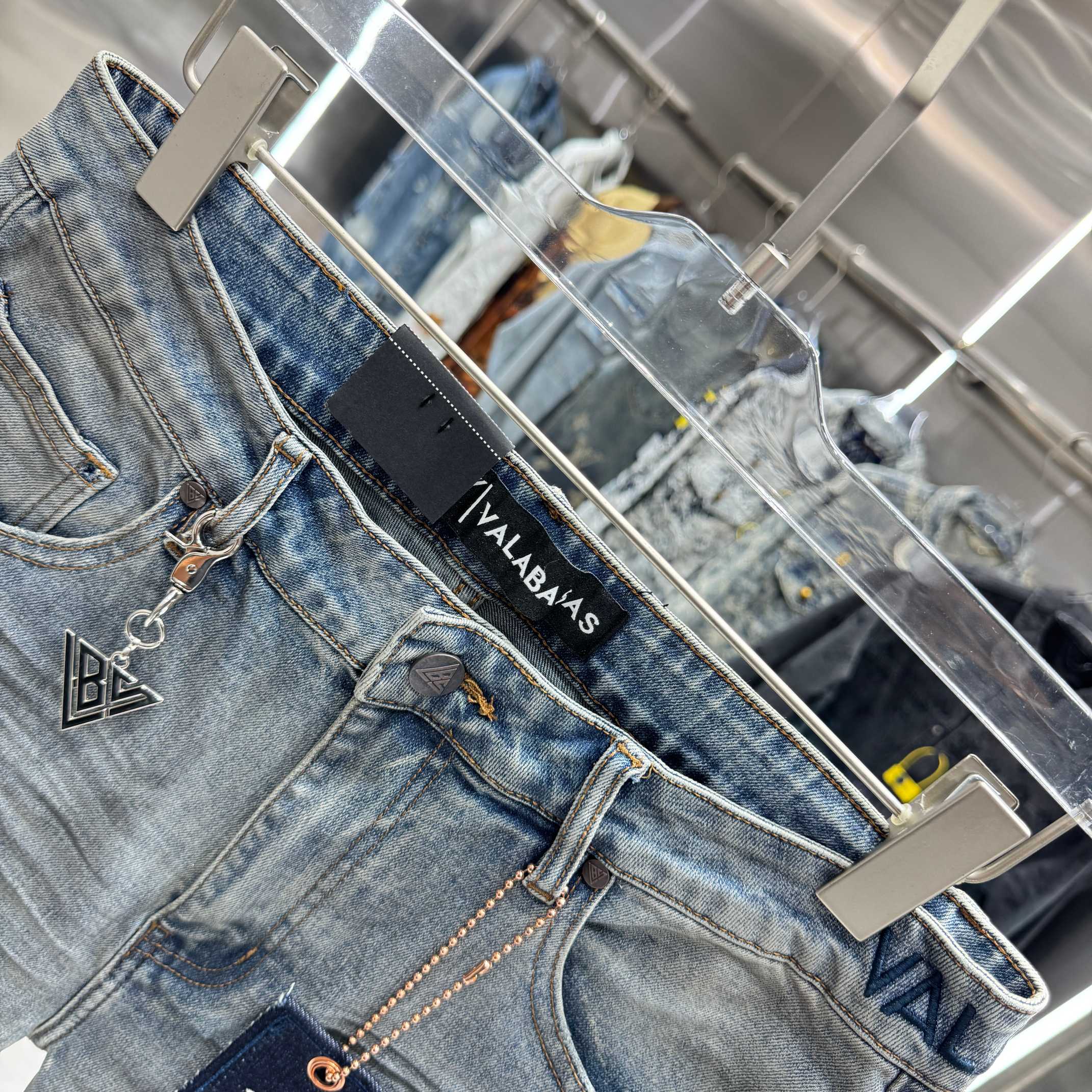 Valabasas Distressed Jeans