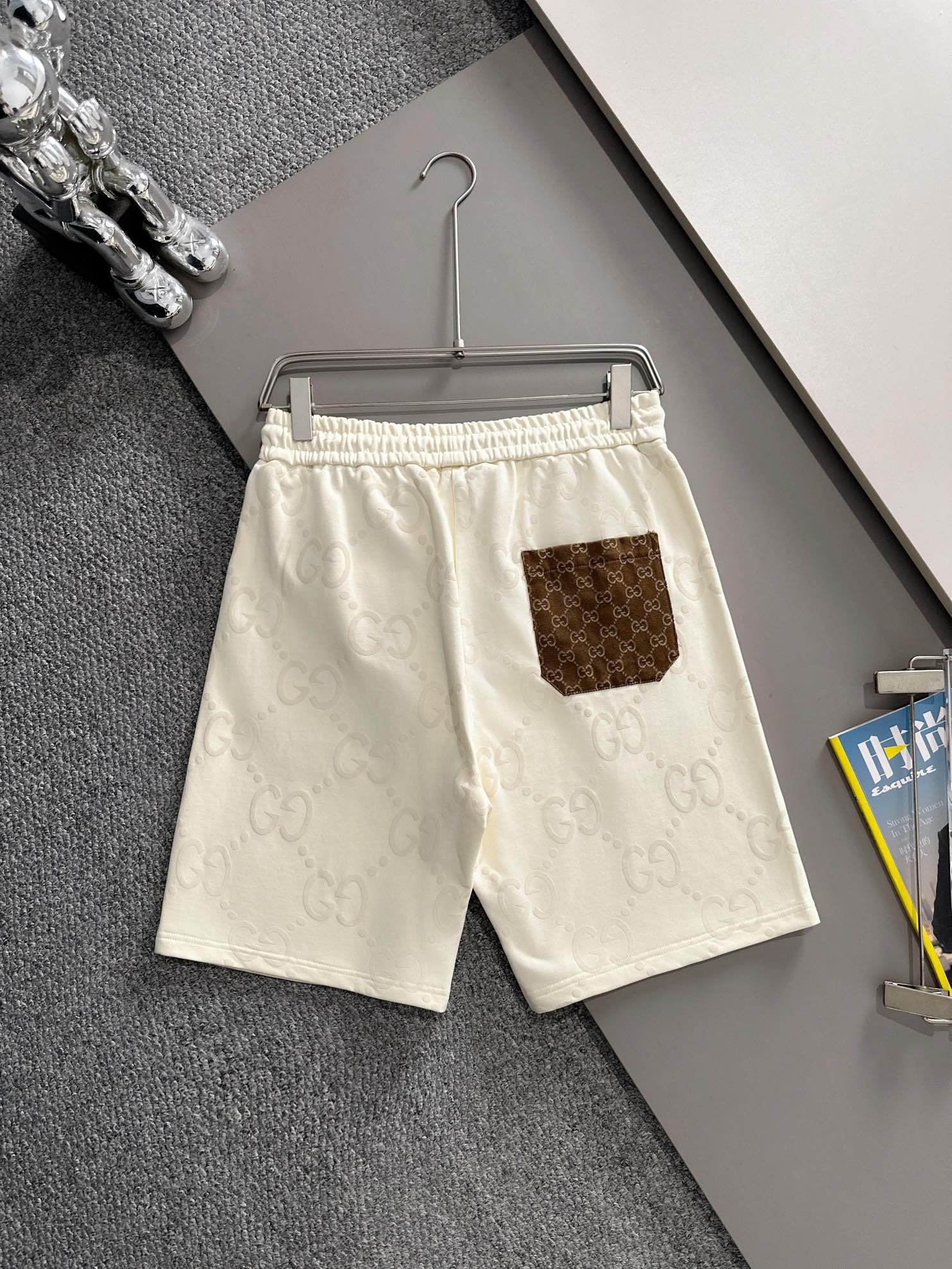 Gucci shorts with back patch pocked