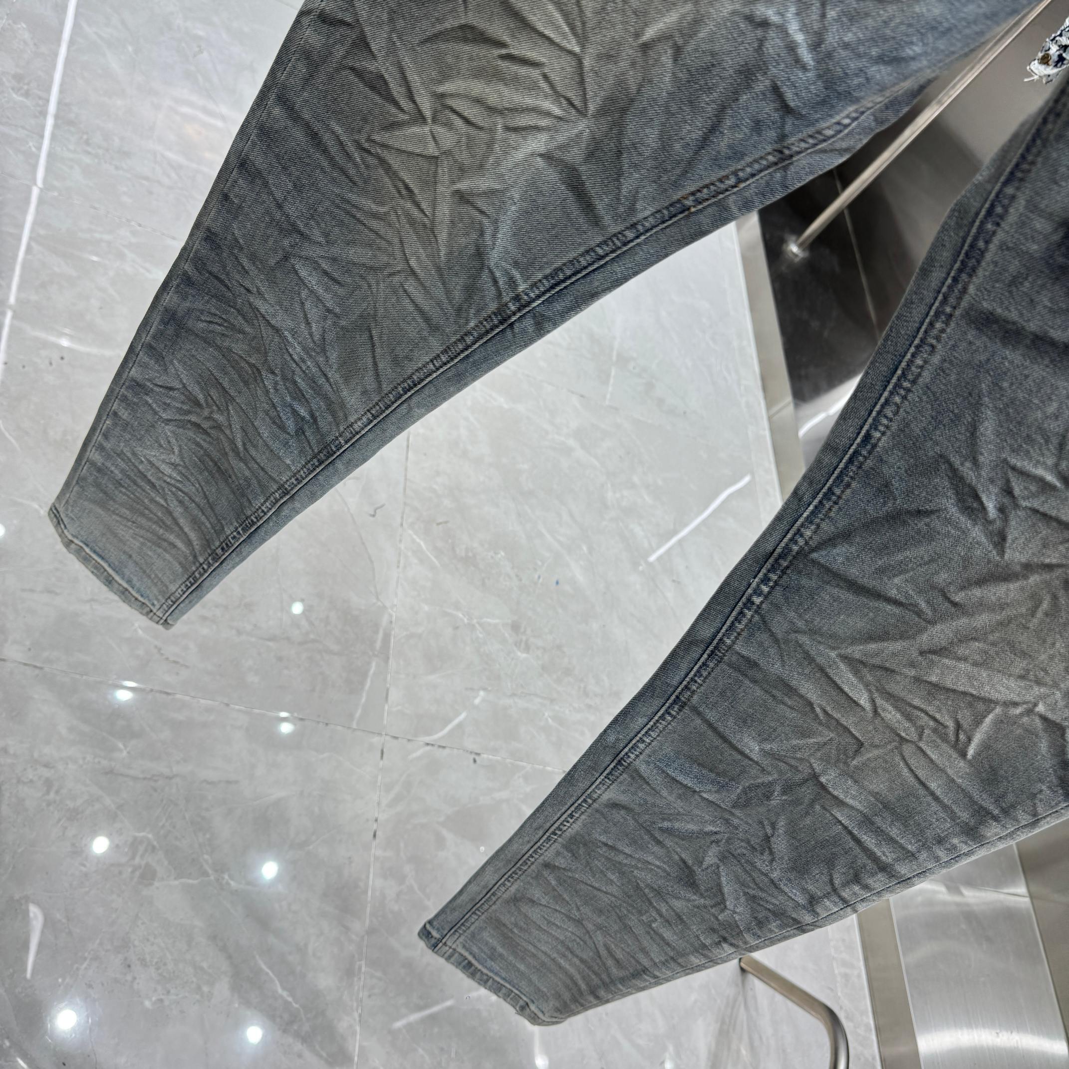 Valabasas Distressed Jeans