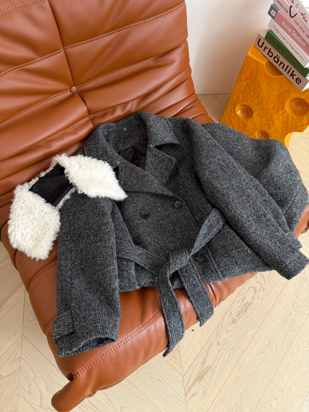 Women's Coat w detachable Fur Collar