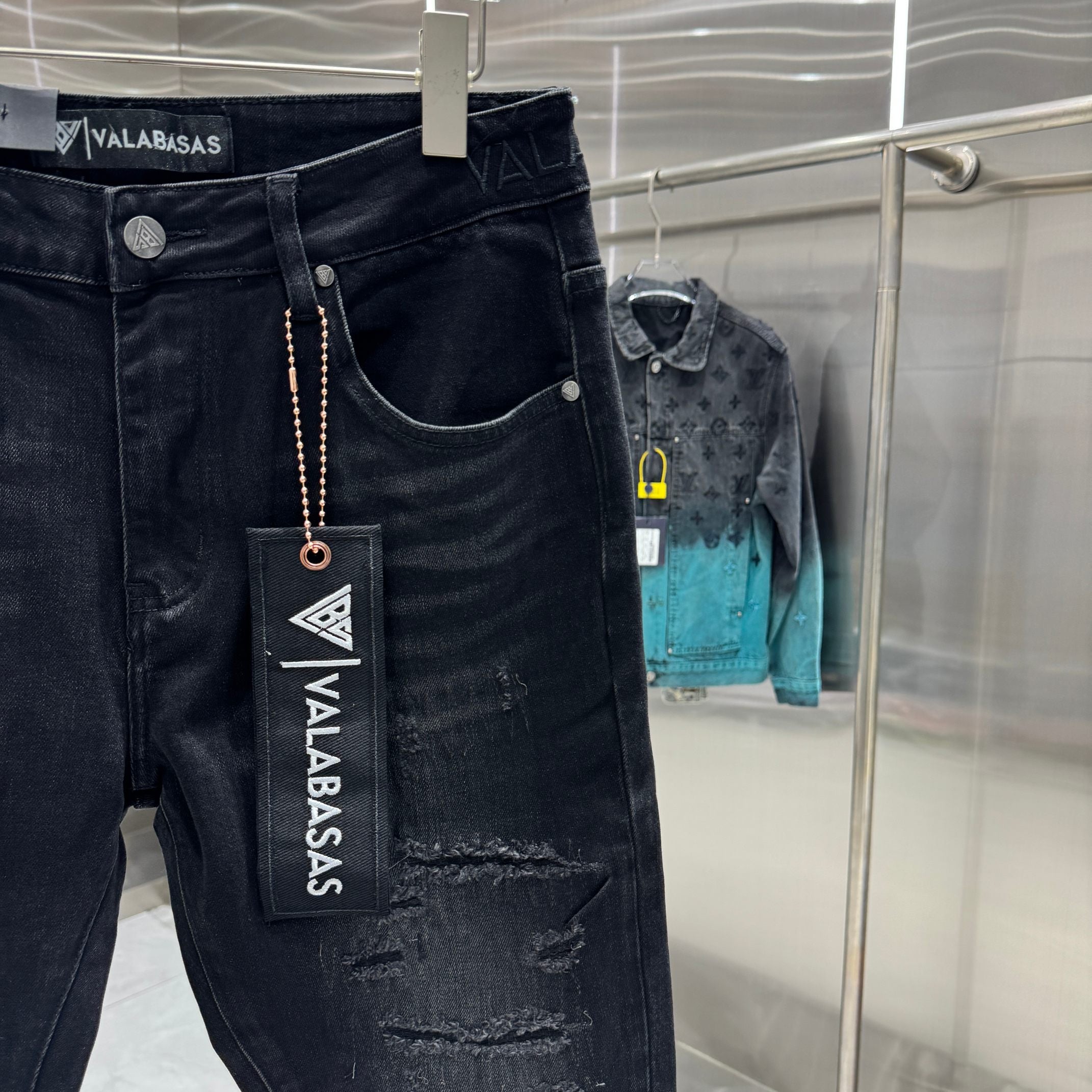 Valabasas Distressed Jeans