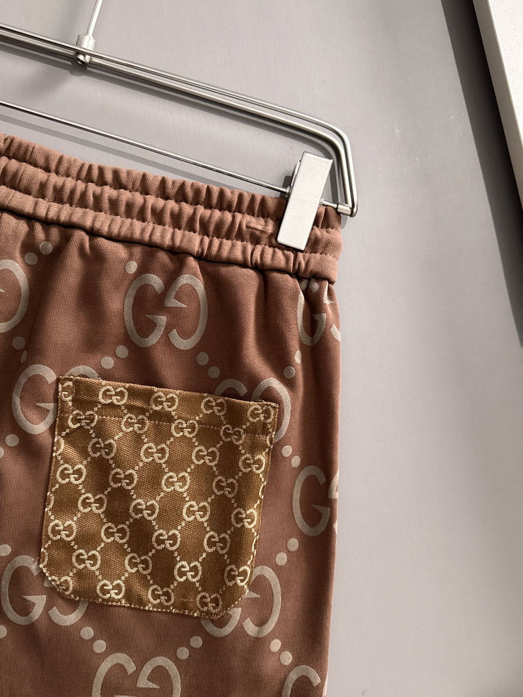 Gucci shorts with back patch pocked