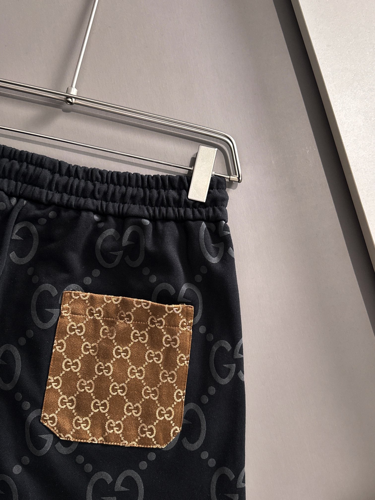 Gucci shorts with back patch pocked