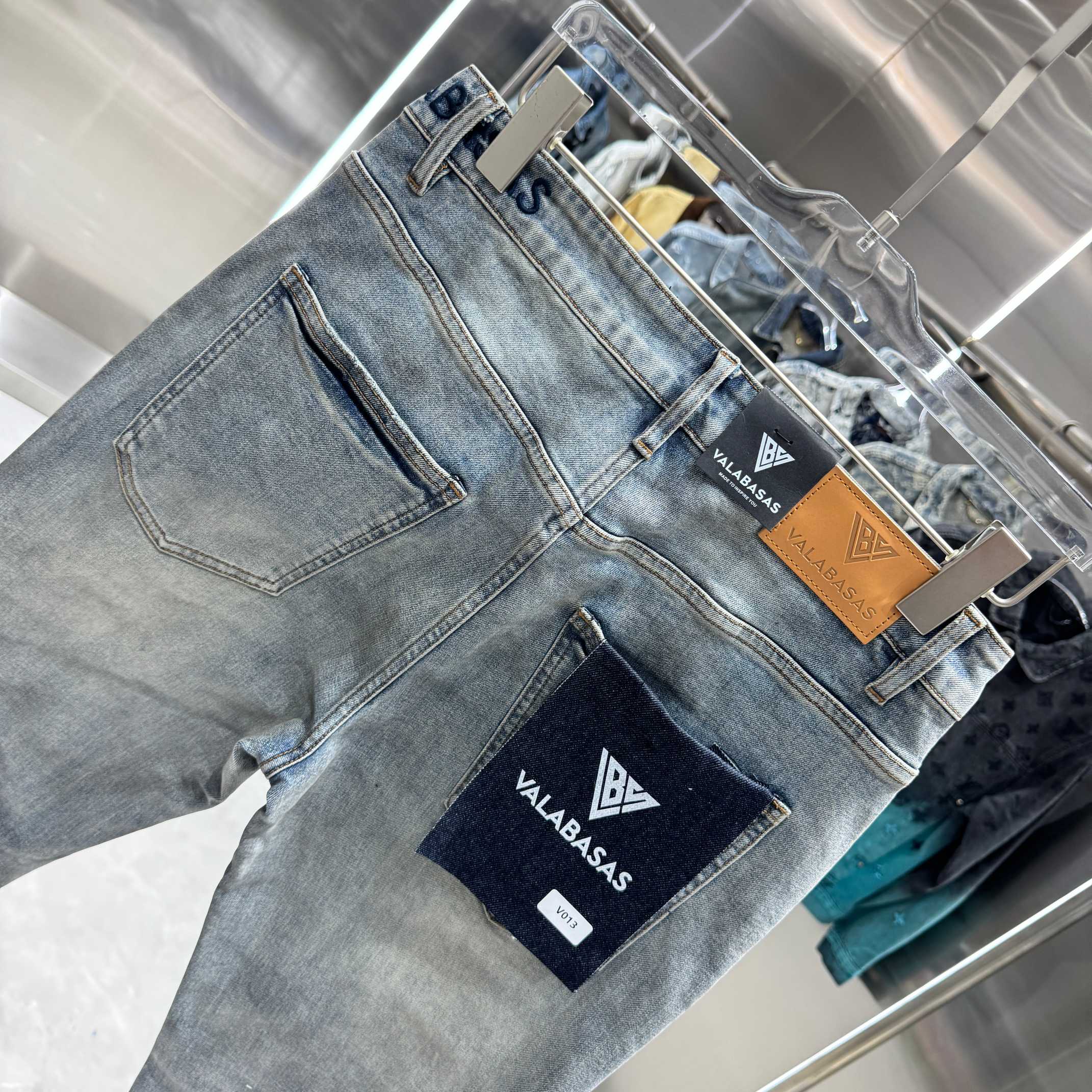 Valabasas Distressed Jeans