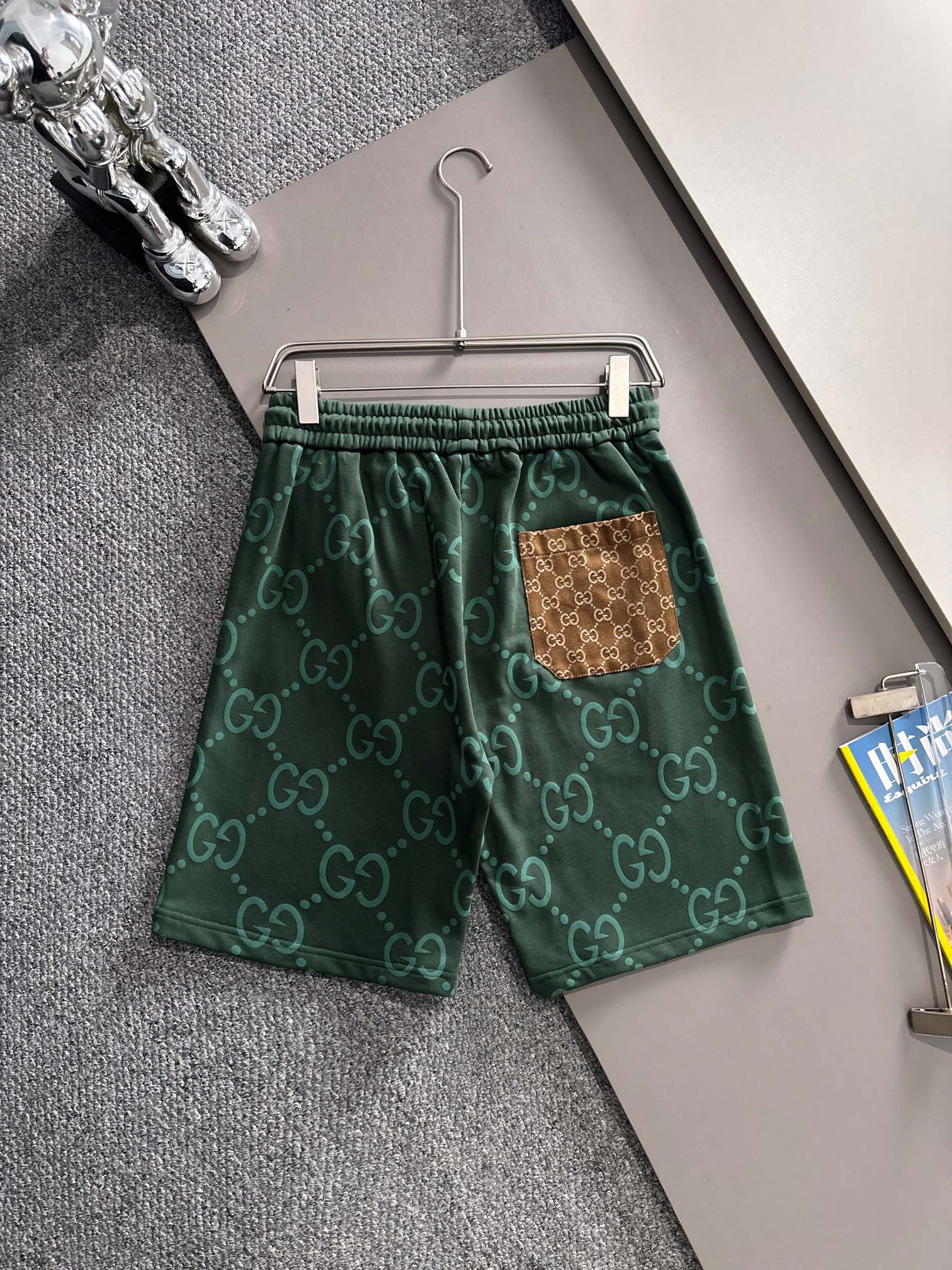 Gucci shorts with back patch pocked