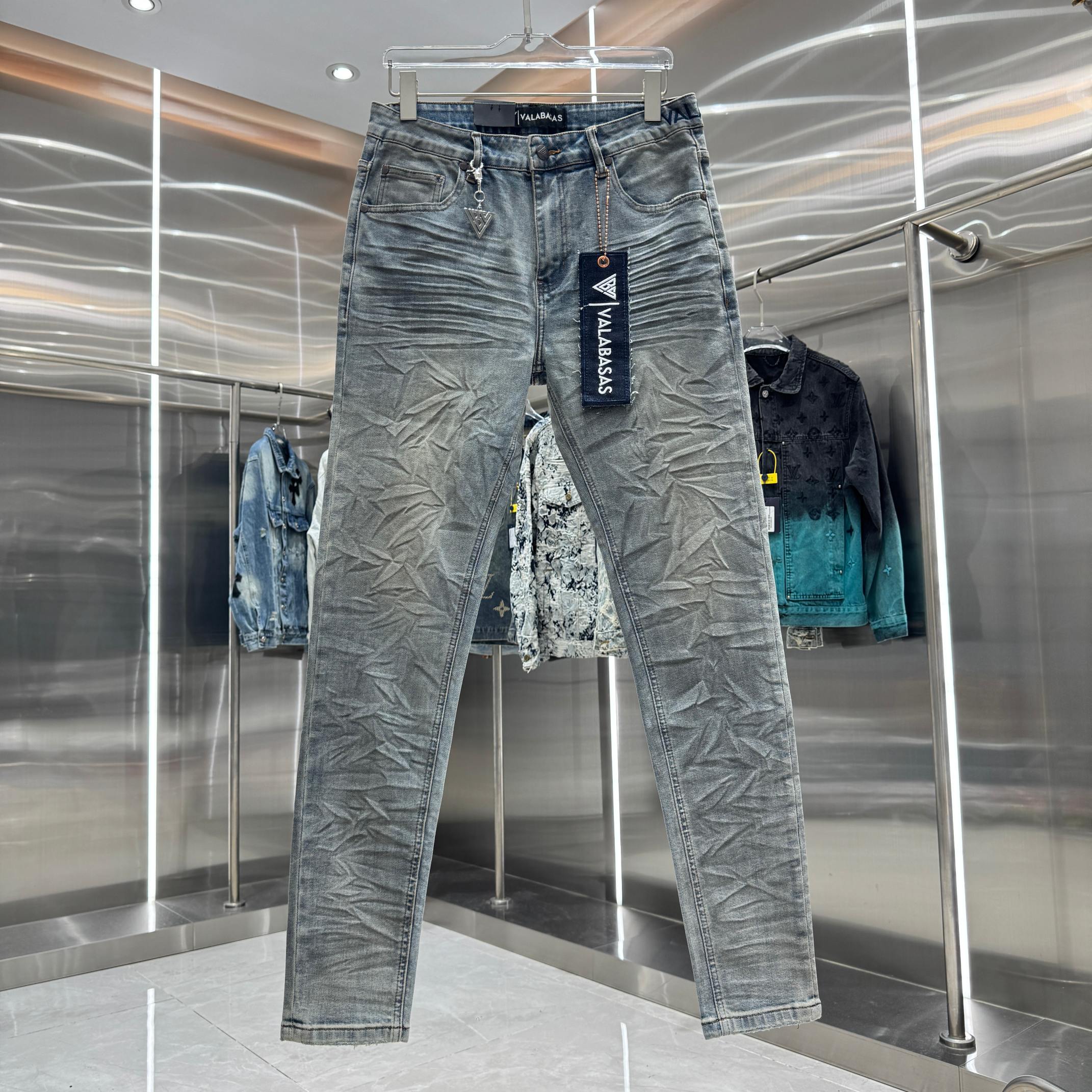 Valabasas Distressed Jeans