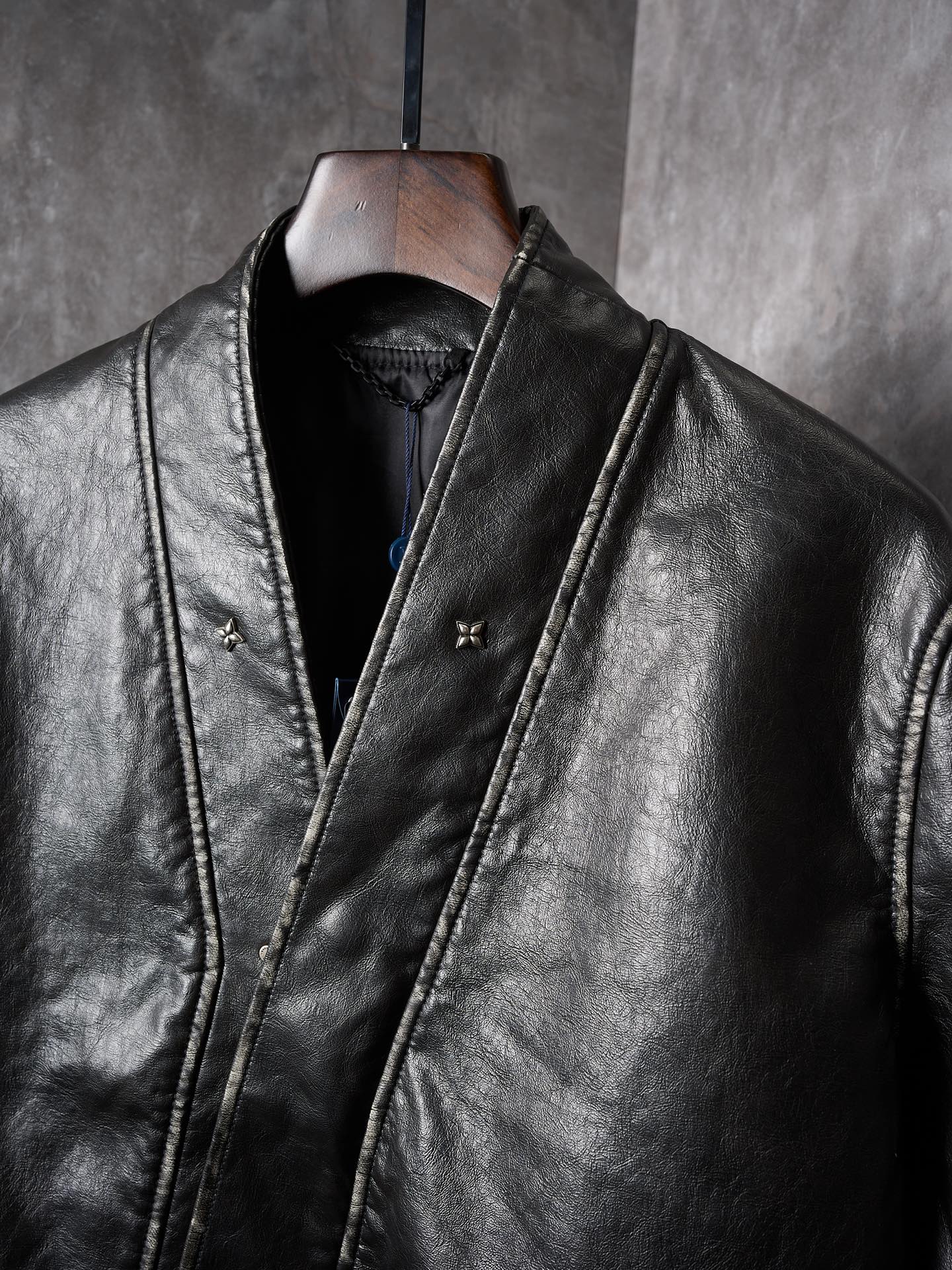 LV/Louis Vuitton Four-Corner V-Neck Diagonal Zipper Distressed Leather Jacket