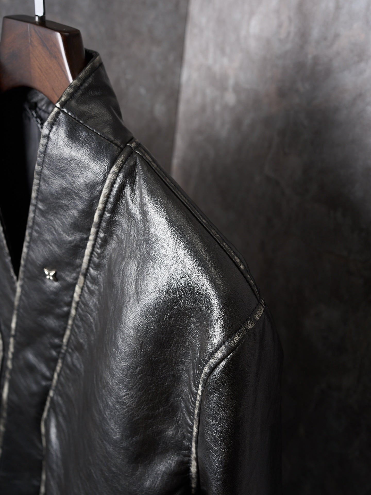 LV/Louis Vuitton Four-Corner V-Neck Diagonal Zipper Distressed Leather Jacket