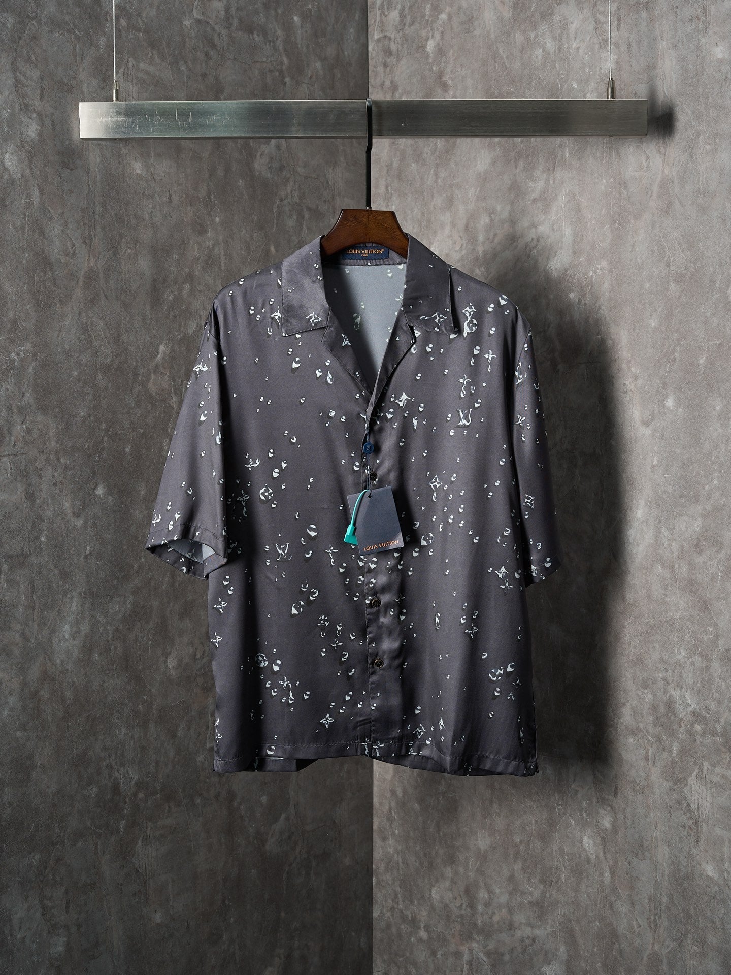 LV MONOGRAM Full-Panel Raindrop Print Mulberry Silk Short-Sleeve Shirt
