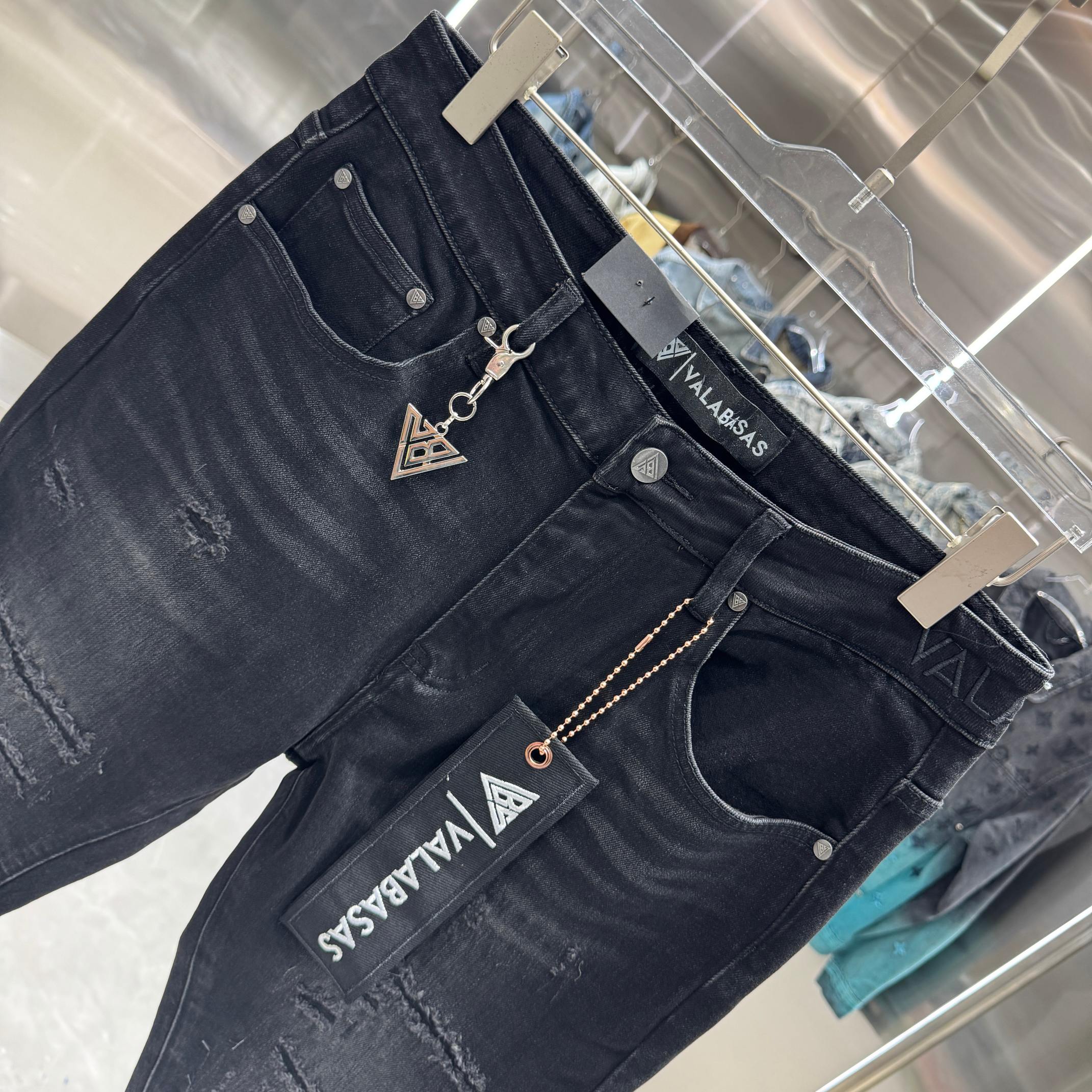 Valabasas Distressed Jeans