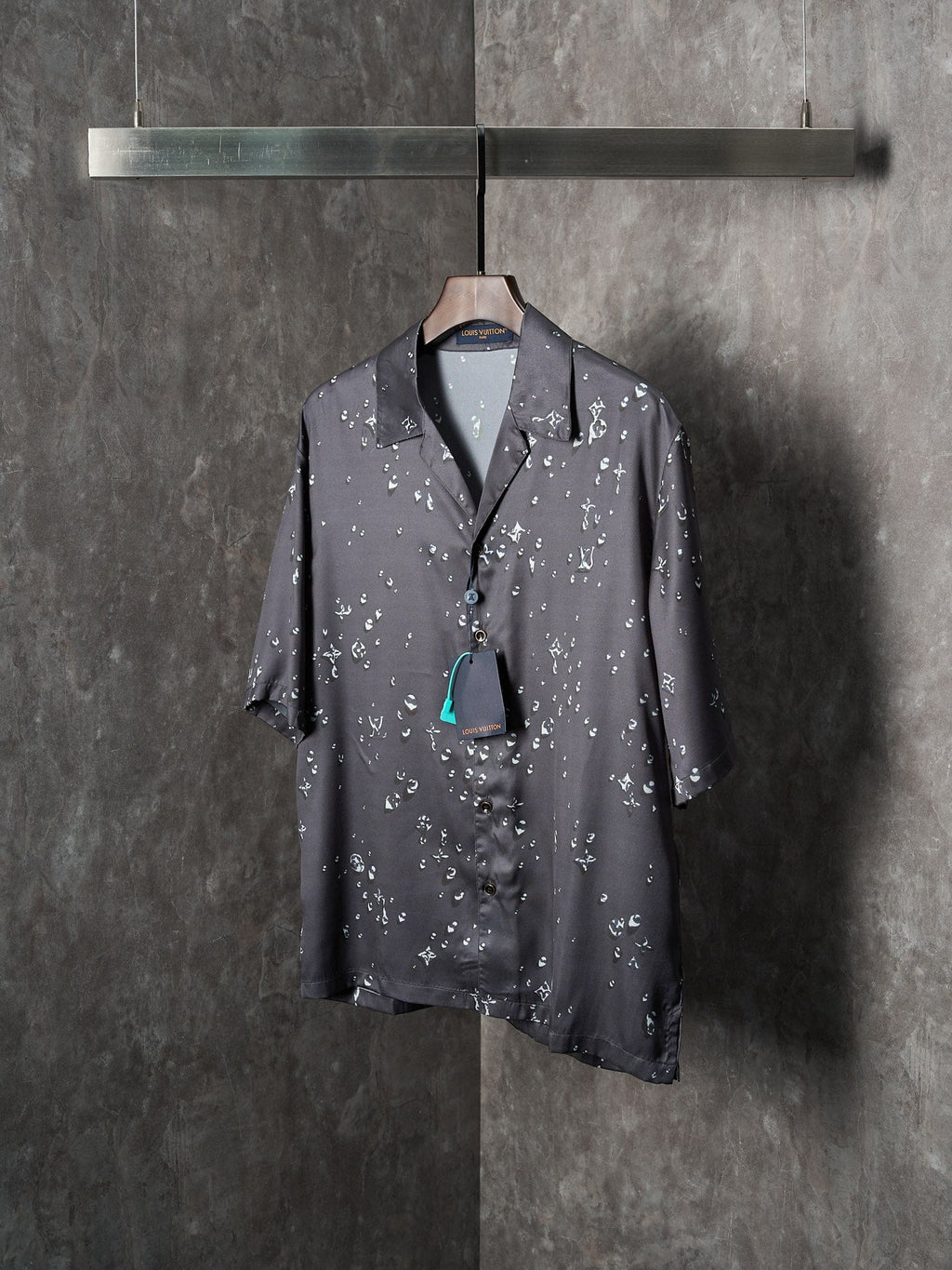 LV MONOGRAM Full-Panel Raindrop Print Mulberry Silk Short-Sleeve Shirt