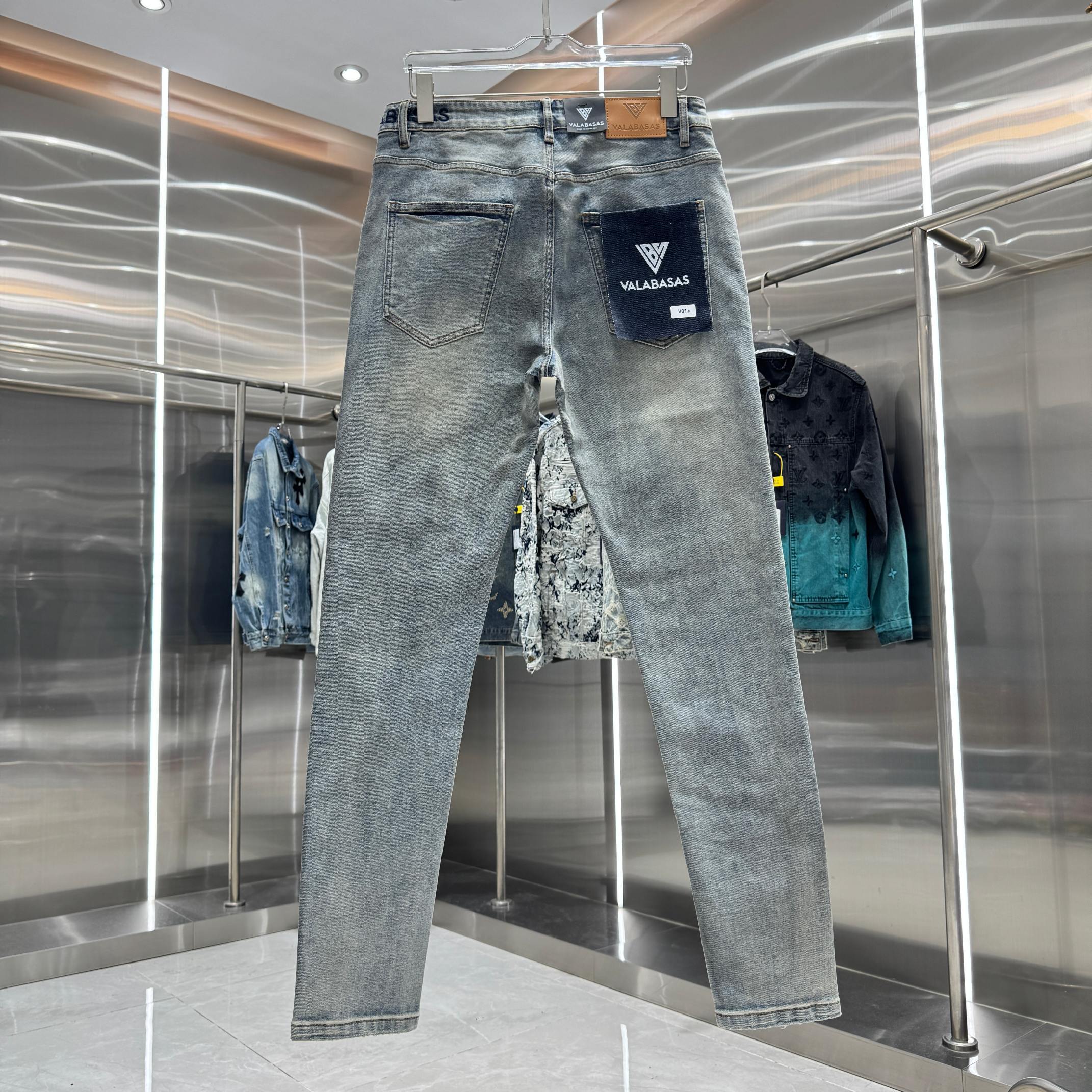 Valabasas Distressed Jeans