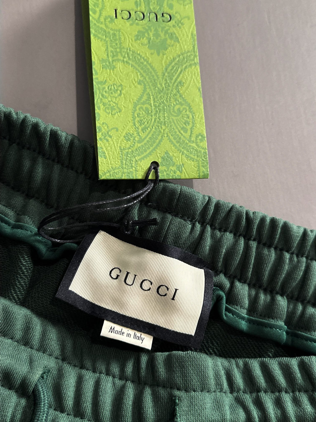 Gucci shorts with back patch pocked